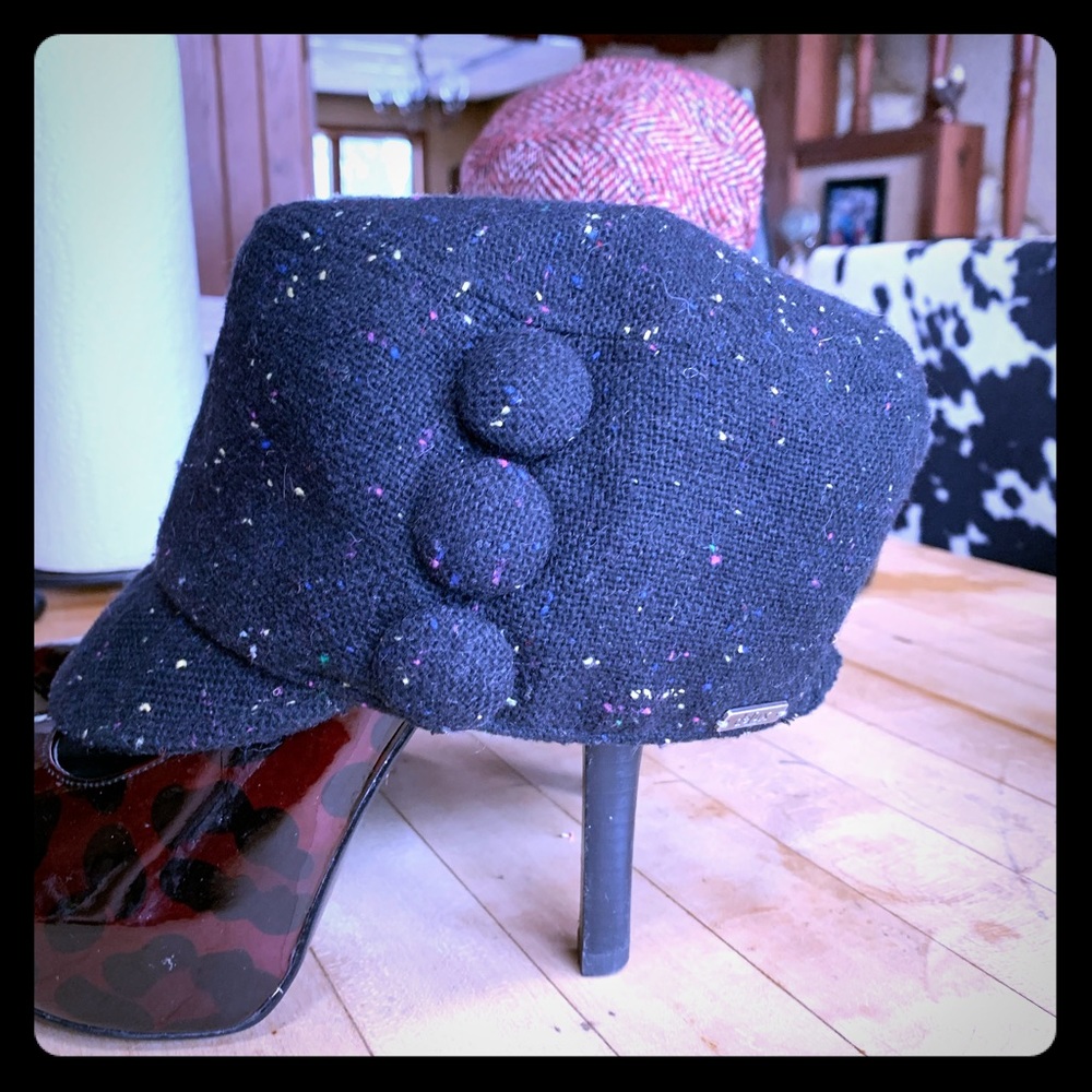 Black wool tweed blend cap by Delux